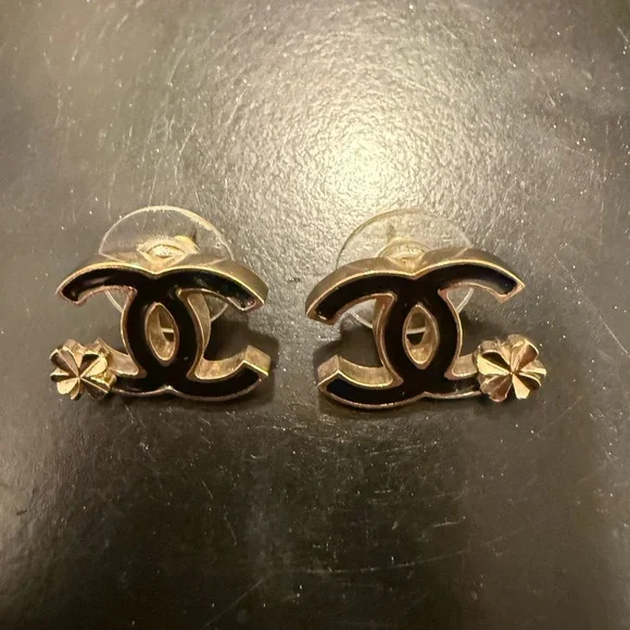 CHANEL Black and Gold Clover Earrings - Picture 5 of 11